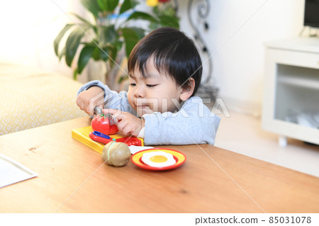 一個蹣跚學步的男孩過家家的形象 85031078