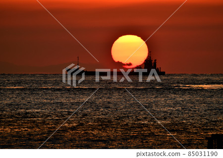 Dusk of Akashi Kaikyo Bridge, Daruma of the setting sun Dusk of Akashi Kaikyo Bridge, Daruma of the setting sun 85031190