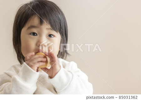 寶寶自己吃小麵包（1歲5個月，女孩，日本人） 85031362