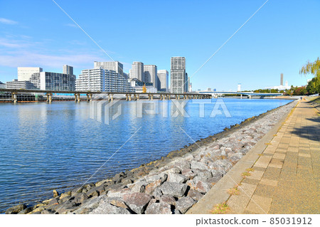 從京濱運河綠堂公園（東京都品川區）眺望品川海濱 [2021.12] 85031912