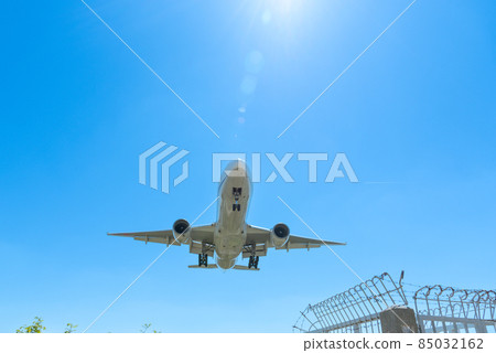 B-777 passenger plane landing at Itami Airport in fine weather 85032162