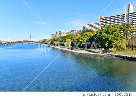 Looking toward Yashio Bridge from Kamome Bridge / Keihin Canal (Shinagawa-ku, Tokyo) [2021.12] 85032515