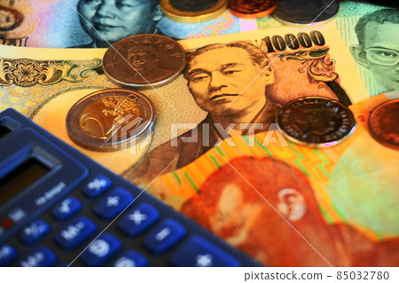 10,000 yen bills and currencies from around the world, banknotes, close-ups 85032780