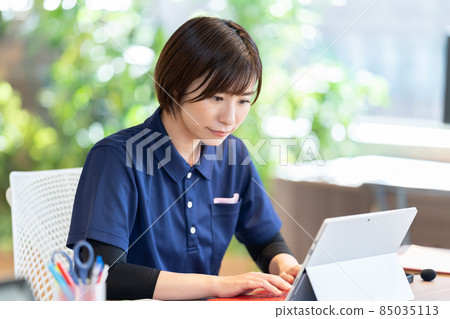 Long-term care image Caregiver remote care IT conversion Shooting cooperation: WEEK Shibadaimon (Sun Frontier Fudousan) Long-term care image Caregiver remote care IT conversion Shooting cooperation: WEEK Shibadaimon (Sun Frontier Fudousan) 85035113