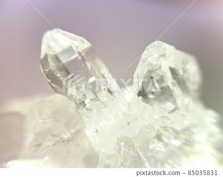 兩顆水晶的特寫 兩顆水晶的特寫 85035831