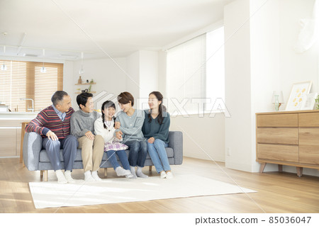 Three generation family of smiles 85036047