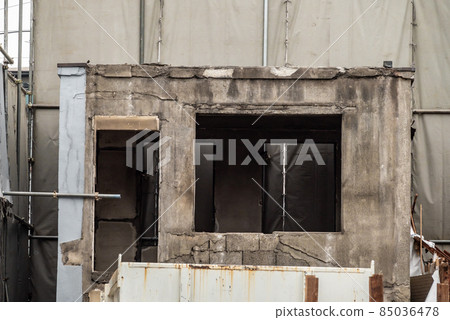 Demolition work on a shed with cracks in the wall 85036478