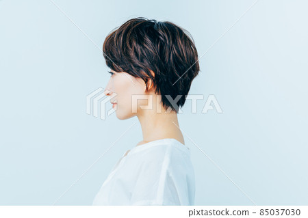 Middle women Middle women 85037030