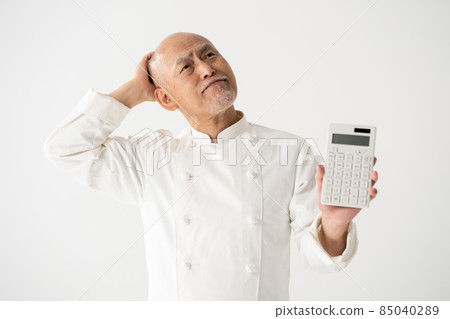 一位帶計算器的男廚師很擔心 85040289