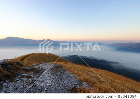 Daikanbo before sunrise 85041084