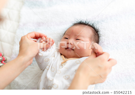 媽媽和1個月大寶寶的全家福 媽媽和1個月大寶寶的全家福 85042215