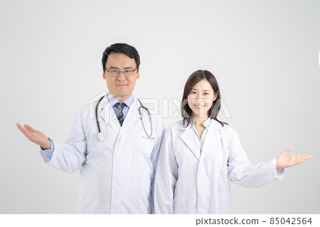 Male and female doctors in hand-guided poses, white background 85042564