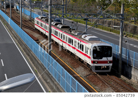 Kobe Electric Railway 2000 series, 2005 organization departing from Sanda City South Woody Town Station and proceeding along the line of Hajikami Ike Park Kobe Electric Railway 2000 series, 2005 organization departing from Sanda City South Woody Town Station and proceeding along the line of Hajikami Ike Park 85042739