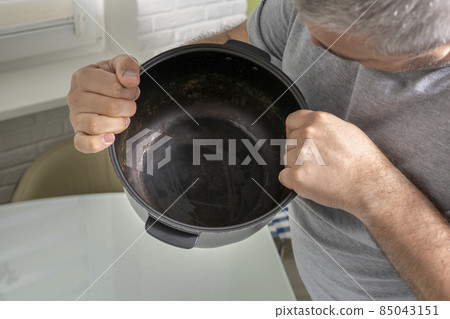 the non-stick coating of the pan is damaged the non-stick coating of the pan is damaged 85043151