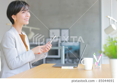 點擊智能手機並抬起臉的女商人 1 85044691