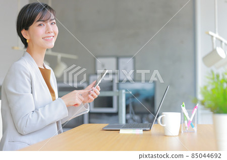 點擊智能手機並抬起臉 2 的女商人 85044692