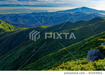 從朝日山脈和伊藤山看月山和鳥海 85044981