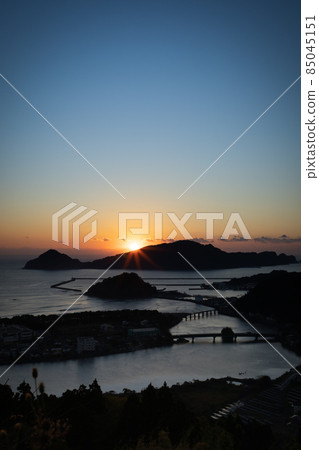 Along with the sunrise, the JR Nichinan Line railway bridge from Nangojo Park, Kokuzo Island, and Hyokkori Gourd Island-like Oshima Along with the sunrise, the JR Nichinan Line railway bridge from Nangojo Park, Kokuzo Island, and Hyokkori Gourd Island-like Oshima 85045151