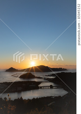 伴隨著日出,從南五條公園、國藏島和像葫蘆島一樣的大島的JR日南線鐵路橋 伴隨著日出,從南五條公園、國藏島和像葫蘆島一樣的大島的JR日南線鐵路橋 85045152