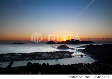 伴隨著日出,從南五條公園、國藏島和像葫蘆島一樣的大島的JR日南線鐵路橋 伴隨著日出,從南五條公園、國藏島和像葫蘆島一樣的大島的JR日南線鐵路橋 85045153