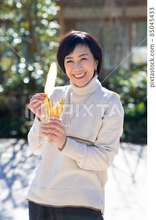 Journey Women's Journey A woman eating sweet potato chips in Little Edo Kawagoe 85045433