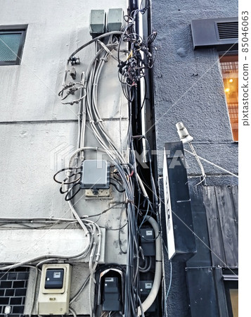 Chaotic wiring in the back alleys of the city 85046063