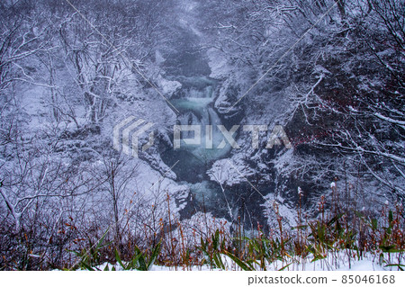Snow scene of Homeishijuhachi Falls, Hirose River, Sendai City Snow scene of Homeishijuhachi Falls, Hirose River, Sendai City 85046168