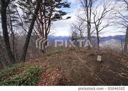 Tanigawadake can be seen in front of the summit of Mt. Miune, which climbs from Kawachi Shrine in Numata City, Gunma Prefecture. 85046382