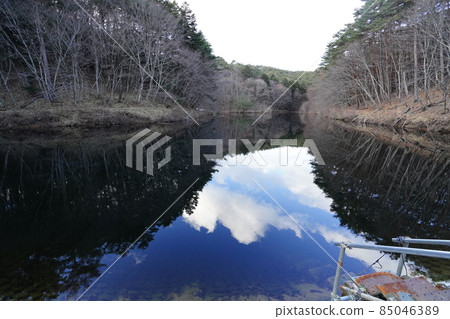 從河內神社前往三峰山途中的群馬縣沼田市三峰沼 從河內神社前往三峰山途中的群馬縣沼田市三峰沼 85046389