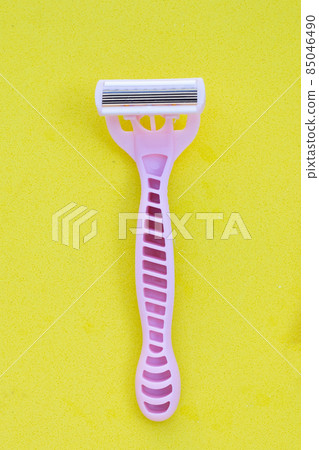Women razor on yellow background 85046490