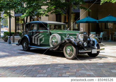 Classic car that stops in front of the hotel 85046526