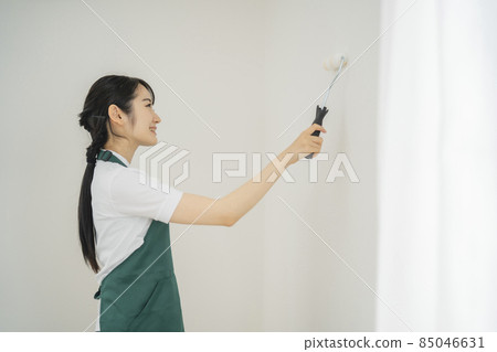 女性粉刷牆（滾筒） 85046631