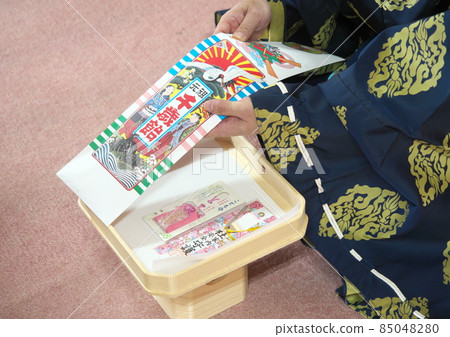 我收到了一個帶有753,000年曆史的糖果的護身符 85048280