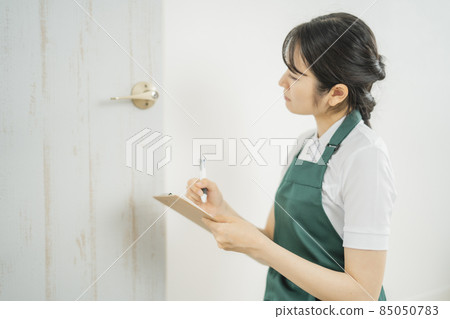 Female checking the doorknob (problem) Female checking the doorknob (problem) 85050783