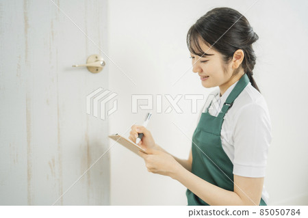 Female checking the doorknob 85050784