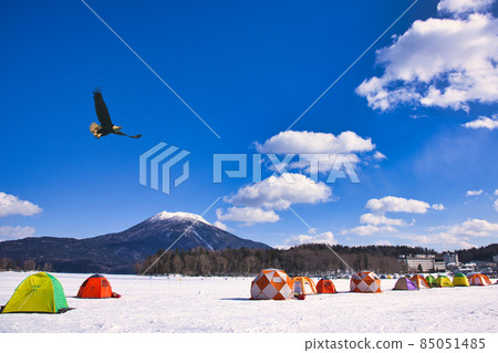 Frozen Lake Akan in the midwinter 85051485