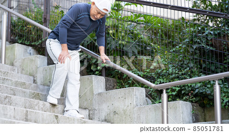 Senior man knee pain joint pain walking 85051781