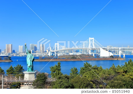 [Tokyo] Rainbow Bridge and Statue of Liberty seen from Odaiba 85051940