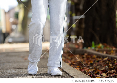 Senior men exercise foot raising 85052040