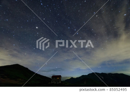 從狐狸洞小屋看到的朝日山脈、伊藤山和星空 從狐狸洞小屋看到的朝日山脈、伊藤山和星空 85052495