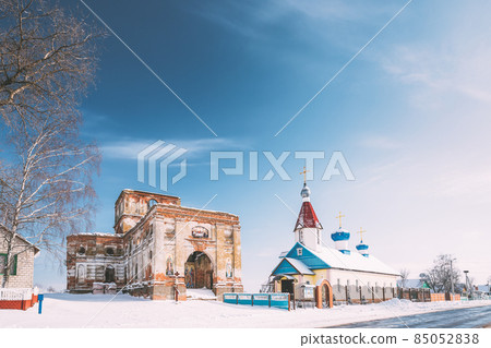 Village Lenino, Dobrush District, Gomel Region, Belarus. Old Ruined Orthodox Church Of The St. Nicholas Near New Church In Winter Day 85052838