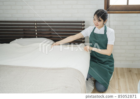 Women who make a bed 85052871
