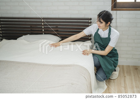 Women who make a bed 85052873