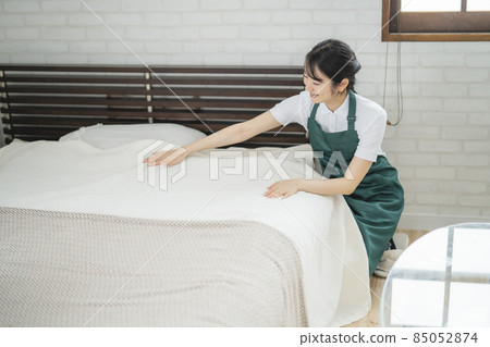 Women who make a bed 85052874