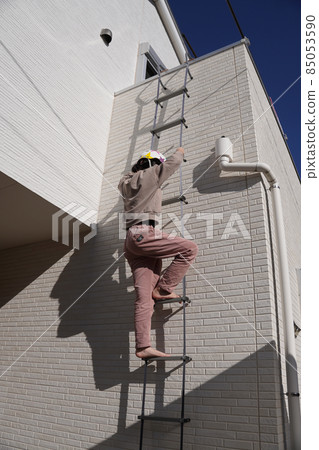 Disaster drill using a ladder at home Disaster drill using a ladder at home 85053590