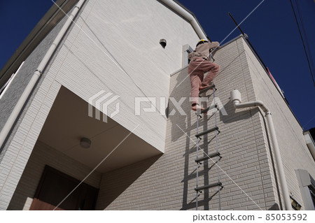Disaster drill using a ladder at home 85053592