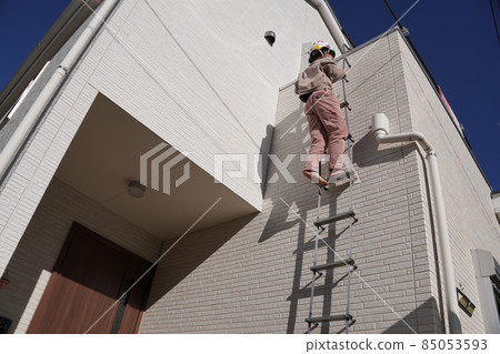 在家中使用梯子進行災難演練 85053593