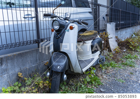 被遺棄和損壞的輕便摩托車 85053893