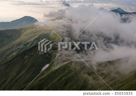 朝日山脈/神河山脊線在雲流的早晨 85053935