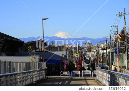 December Setagaya 930 Mt. Fuji and Daitafujimi Bridge, West Exit of Setagaya Shirota Station December Setagaya 930 Mt. Fuji and Daitafujimi Bridge, West Exit of Setagaya Shirota Station 85054012